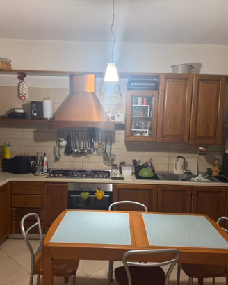 Cucina in legno massello completa di tavolo e sedi