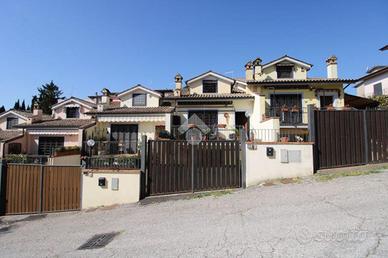 VILLA A SCHIERA A RIANO