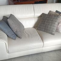DUE DIVANI IN PELLE BIANCA