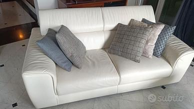 DUE DIVANI IN PELLE BIANCA