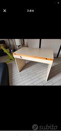 scrivania in legno massiccio con comodino