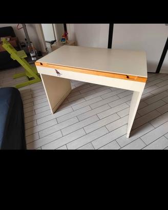 scrivania in legno massiccio con comodino
