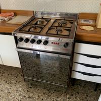 Cucina con elettrodomestico