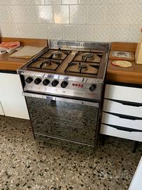 Cucina con elettrodomestico