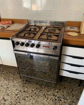 Cucina con elettrodomestico