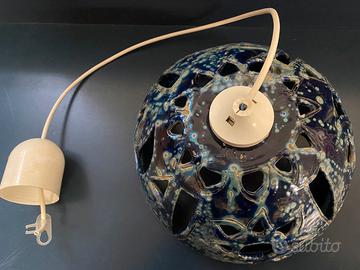 Lampadario traforato blu