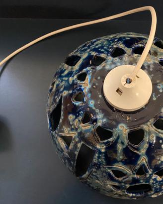 Lampadario traforato blu