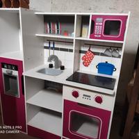 cucina in legno con accessori