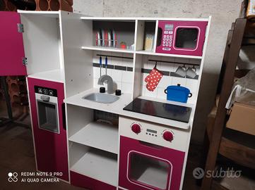 cucina in legno con accessori