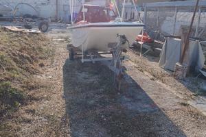 Vendeso barca motore e carrello