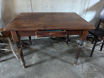 Tavolo con cassetto in legno massello