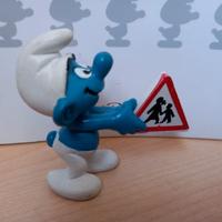 Puffo con cartello stradale