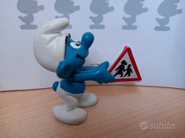 Puffo con cartello stradale