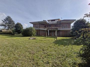 Villa di 285 m² con più di 5 locali e box auto a L