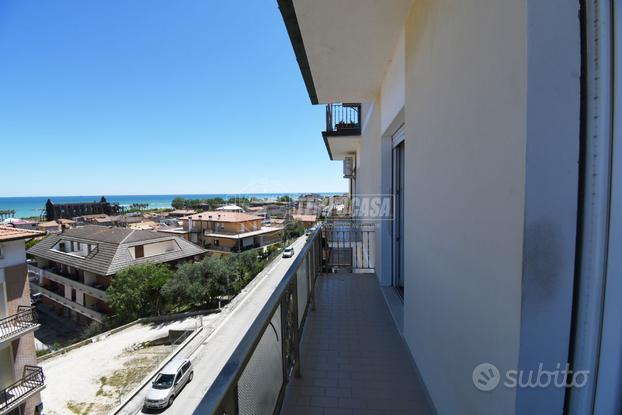 APPARTAMENTO IN CENTRO CON 3 CAMERE E VISTA MARE !