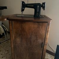 Macchina da cucire antica