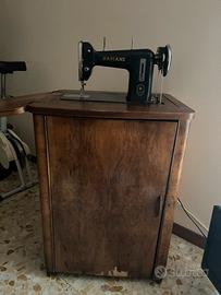 Macchina da cucire antica