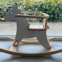 Cavallino a dondolo in legno con seduta regolabile