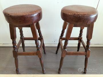 Sgabelli con cuscino in legno.