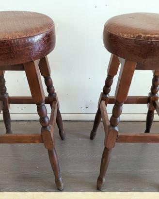Sgabelli con cuscino in legno.