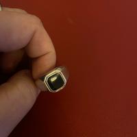 Anello placcato d’argento e pietra nera