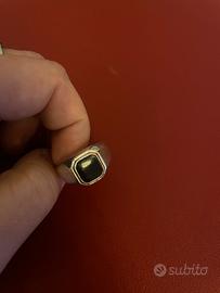Anello placcato d’argento e pietra nera