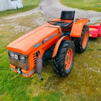 Trattore a ruote Carraro con trincia del molino