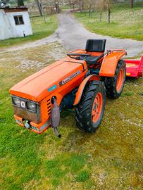 Trattore a ruote Carraro con trincia del molino