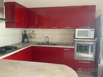 Cucina ad angolo con penisola