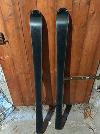 Sci da discesa e bacchette 