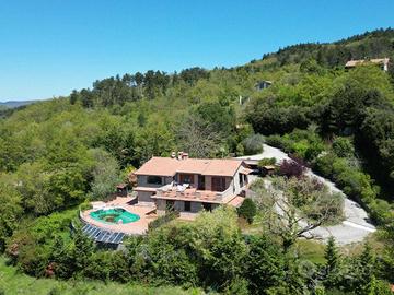 Rustico / Casale di 360 m² con più di 5 locali e b