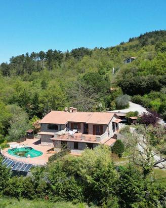 Rustico / Casale di 360 m² con più di 5 locali e b