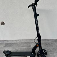 Monopattino elettrico BMW eScooter