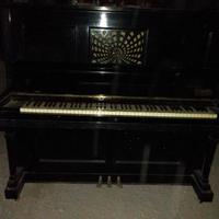 pianoforte antico a parete