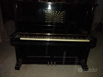 pianoforte antico a parete