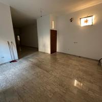 Locale commerciale con tre vetrine fronte strada