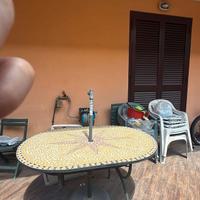 Tavolo da esterno in ferro battuto e marmo