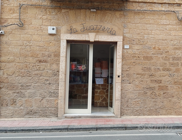 Magazzino commerciale pizzeria d'asporto