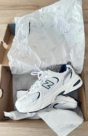 New Balance 530 blanches et bleu marine