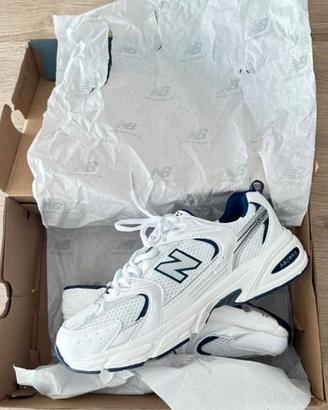 New Balance 530 blanches et bleu marine