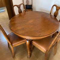 Tavolo estensibile e sedie in legno