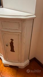 Mobiletto Shabby Chic sagomato con decoupage
