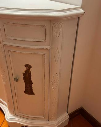 Mobiletto Shabby Chic sagomato con decoupage