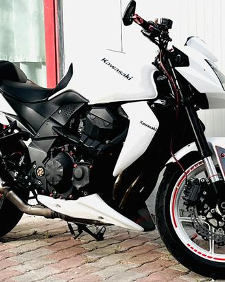 Moto Kawasaki Z750 potenziato.