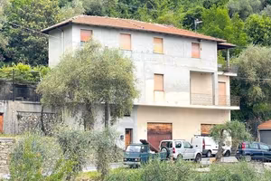 Casa indipendente di 200 m² con più di 5 locali e 