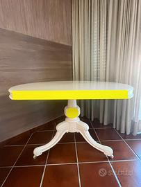 tavolo d'arredo con sedia