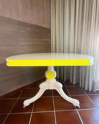 tavolo d'arredo con sedia