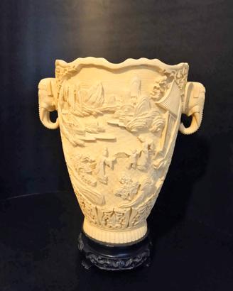 Vaso cinese vintage in resina bianca