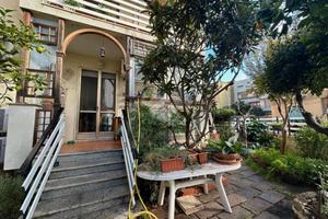 Quadrilocale con box, via Costa