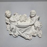 Acquasantiera da parete con angeli putti in gesso